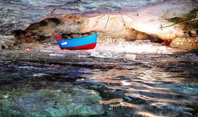 Mare color smeraldo e spiaggette nascoste: sono le sorprendenti grotte di Capitolo